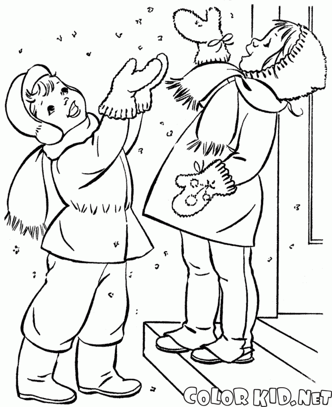 Kinder fangen Schneeflocken