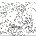 Familie am Lagerfeuer
