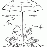 Kinder unter einem Regenschirm von der Sonne