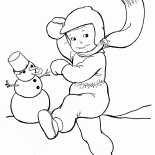 Junge wirft einen Schneeball
