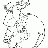 Junge formt Schneemann