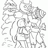 Kinder machen Schneemänner