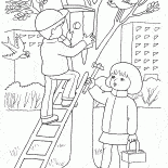 Vogelhäuschen an einem Baum