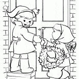 Kinder hängen einen Kranz